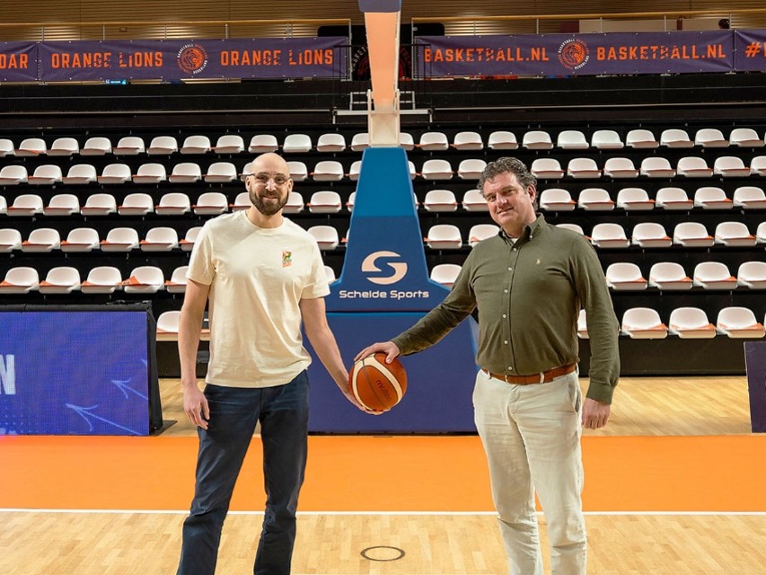 Michiel van Elk (Basketball Pays-Bas, gauche) et John van der Horst (Janssen-Fritsen, à droite)